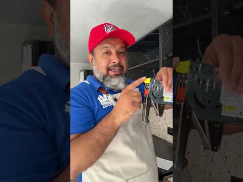 Instalación de abatibles en alacena de cocina