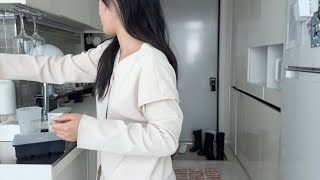 Solo in Seoul. Mornings in my Korean apartment, working in K-Beauty, friendships in Korea, 집순이 VLOG🤍