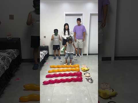 踩气球赢奖品，儿子这把输惨了！