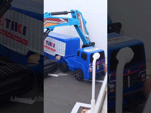 Excavator helps container truck 🙋 #truck #excavator #shorts