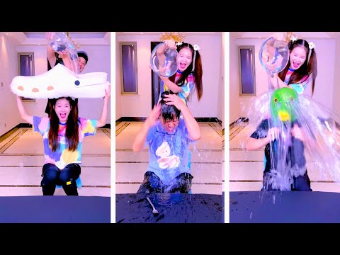 Family Games丨left And Right Rain Blocking Challenge, Using Slippers To Block The Rain Is So Funny!