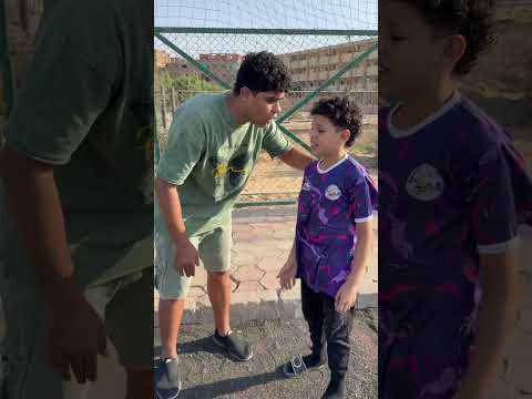 ‏اللاعب الصغير يتأخر بسبب صلاة الظهر انظر ماذا فعل المدرب 😔💔￼