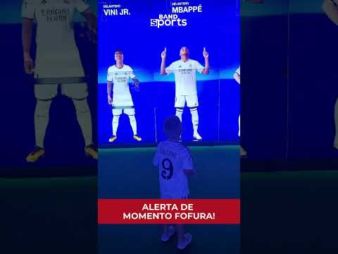 O molequinho interagindo com o Mbappé virtual é uma das cenas mais fofas que você vai ver hoje! ☺️🥰