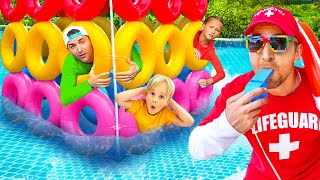 Kinder lernen Sicherheitsregeln im Schwimmbad