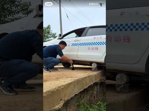When reversing, the two rear wheels accidentally fell off the road bump.#drivingskills