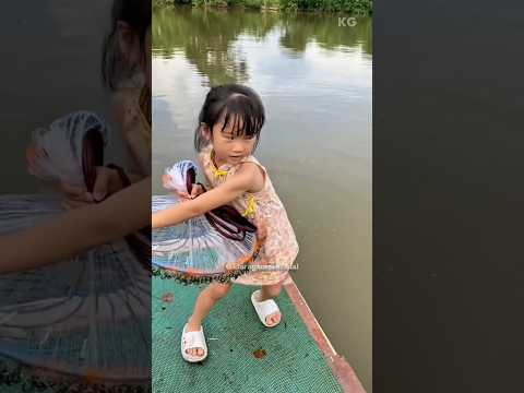 Ela foi PESCAR para ALIMENTAR a FAMÍLIA! #shortsviral #tidal