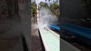 Ich verletze mich auf Wasserrutsche? 😬