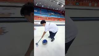 冰壺運動員大喊不是吵架，是比賽暗號！ 冰壺石頭可不一般，國際比賽用的花崗巖，只產自蘇格蘭一座小島，一套冰壺造價十幾萬。 #冰壺#競技體育沒有捷徑 #伊春旅遊攻略 #伊春
