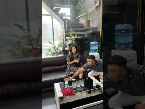 Quá láo với bạn nữ va trạm xe ô tô. !
