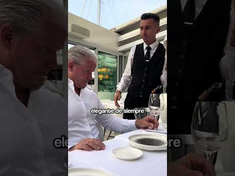 El camarero intentó no reírse... ¡pero no pudo! 😂