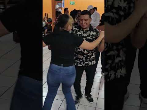 la bala al estilo de barbarita y su combo cumbiambero! #baile #youtuberjose1