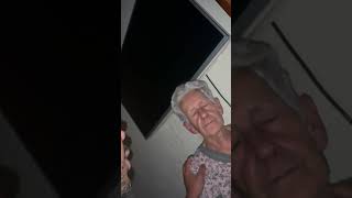 A velha ficou POSSUIDA  em CASA