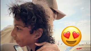 Mientras muchos disfrutan la playa… él lucha por sus sueños