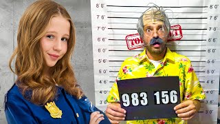 ¡Detective Nastya atrapa al ladrón disfrazado !Nastya pretend play fun police chase story for kids