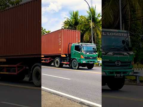 TRUK BESAR TRAILLER HINO MUATAN KONTAINER PANJANG NGEBUT MELAJU CEPAT #shorts #trending #viral
