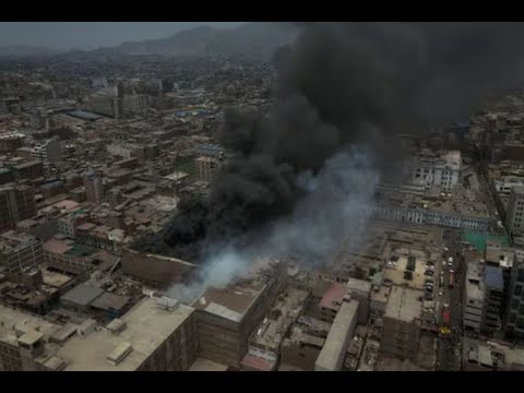 Incendio continúa en Mesa Redonda y comerciantes habrían perdido campaña navideña