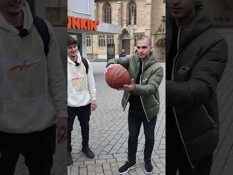 Halte den Ball für 5 Sekunden in der Hand und du bekommst 5€ 😳 #basketball