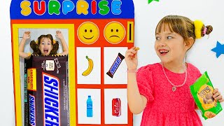 Le bambine imparano a mangiare sano con il distributore automatico magico