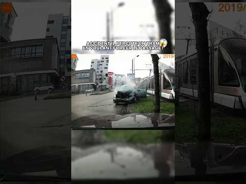 Accident il percute un tram en voulant forcer le passage ! 😱🤬 #dashcam #automobile #crash