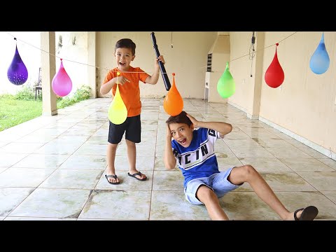 Crianças brincando com Balões de Água cantando a canção das cores