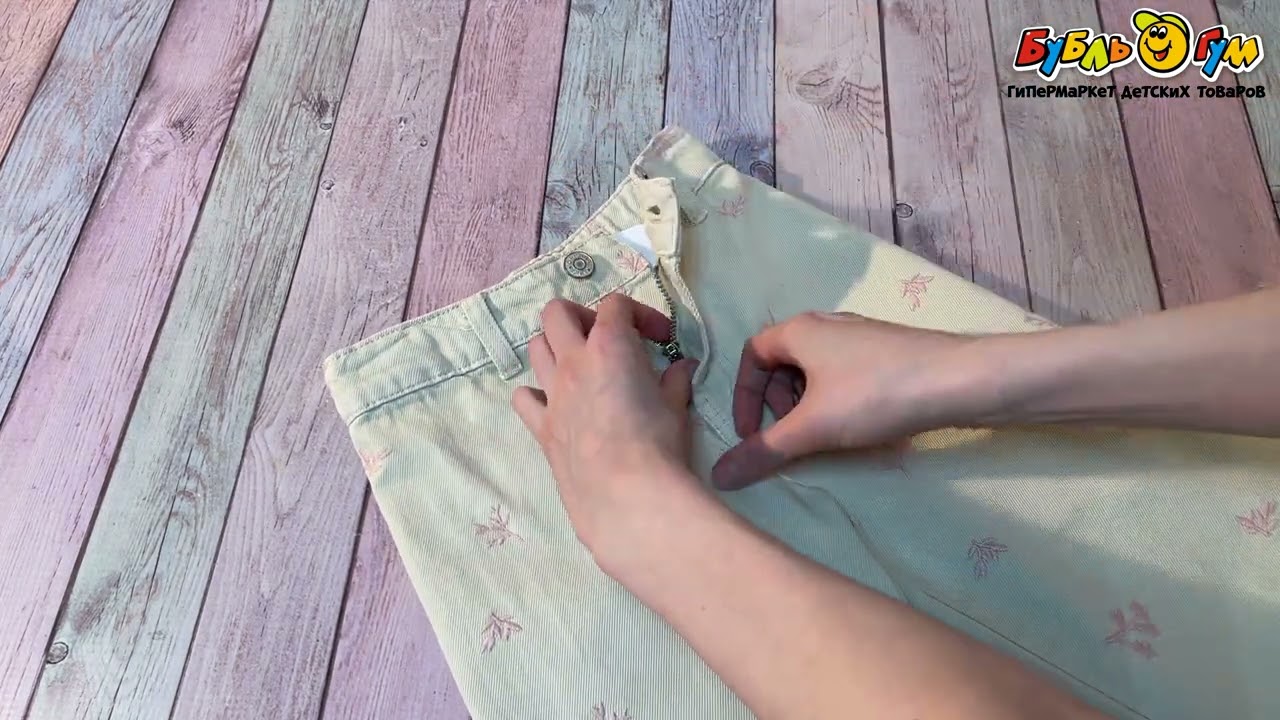 Брюки джинсовые Lanson Kids с принтом цветы бежевые - видео