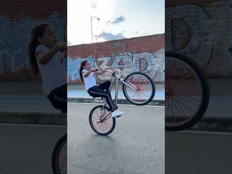 Ella tiene talento 😱😱 #bike  #mtb  #whellie  #bikelife