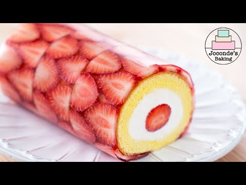 딸기 롤케이크니까 딸기로 말아주어야 합니다 /Should roll the Strawberry Roll cake with strawberries.