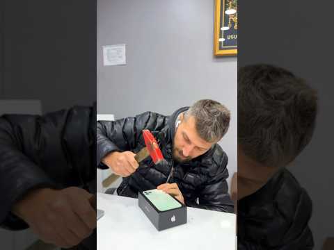 Çekiçle telefon kırdık / We broke a phone with a hammer #shorts