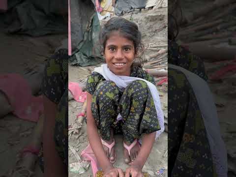 एक मासूम दुखी लड़की चटनी बना रही थी?