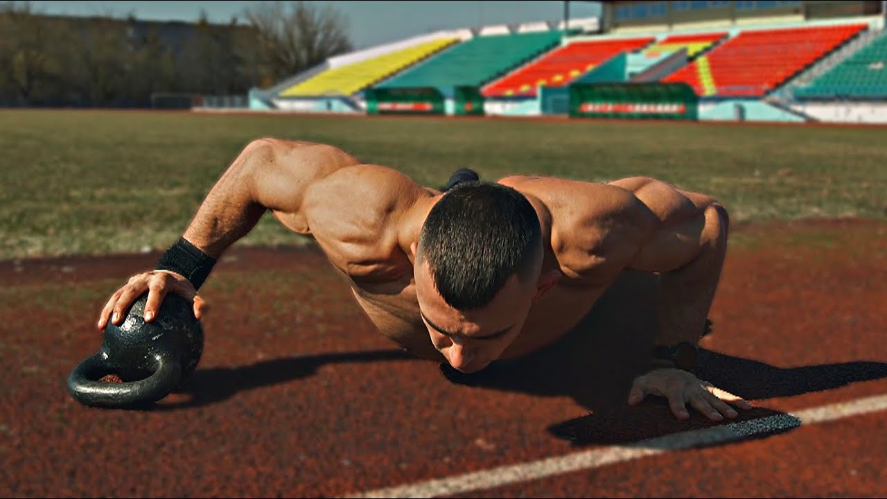 7 супер упражнений с гирей для прокачки тела