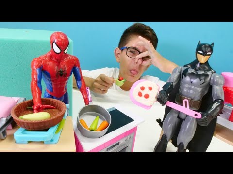 Çocuk videoları. Örümcek Adam oyuncak ve Batman oyuncak ile oynayalım.