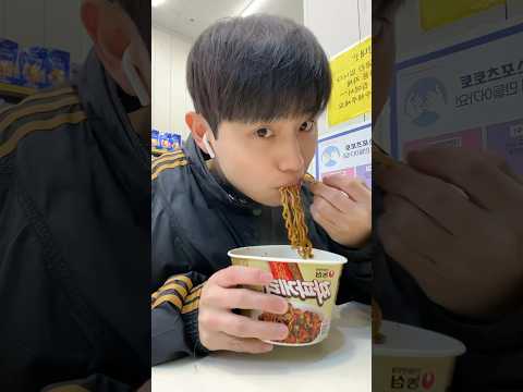 POV: il est 3h du matin en Corée et t’as faim.. 😳🇰🇷