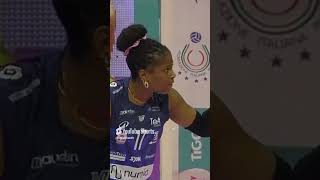 Myriam Sylla colpisce Kate Antropova Ball in face Funniest Volleyball Moments