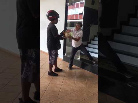 VEJA: Motoboy sendo destratado por cliente na asa sul