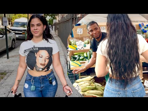 Vendedor de frutas conquistó esta joven ciudadana por su amabilidad.