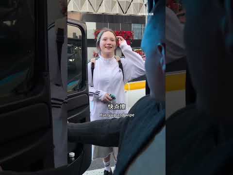 I met a girl cleaning car lights on the road #fyp #kindness #funny