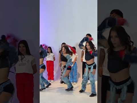 SE LE ENREDÓ EL VESTUARIO Y TUVO QUE PARAR LA COREO🥹