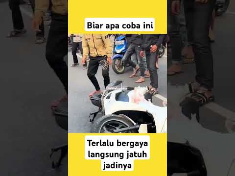 sedang tampil beda😅