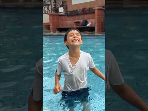 PIPI EN LA PISCINA