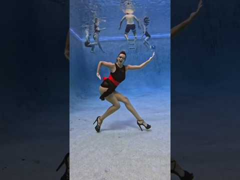 Fun Dance ??? P.S got new supporters behind me ? #pool #dance #underwater #fundance