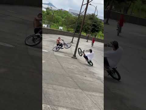 Esquivándonos 😱🔥🤯#youtubeshorts #bikelife #shortsviral #bike #youtube #crazy #viral
