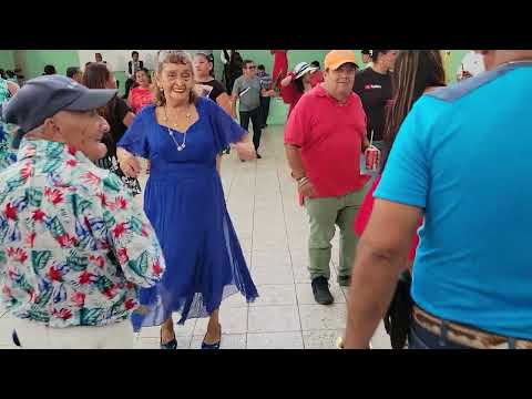 moviendo el cuchumbo #shortsviral #baile #cumbia #shortsviral #shortsfeed #viralvideo