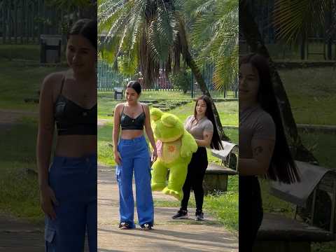 Las princesas con sus peluches 😂🤣🤪 PRANK FUNNY🤪 #funny #comedy #prank #shorts #shortsindia