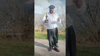 Camarero un txakoli Alavés cuando pueda por favor .