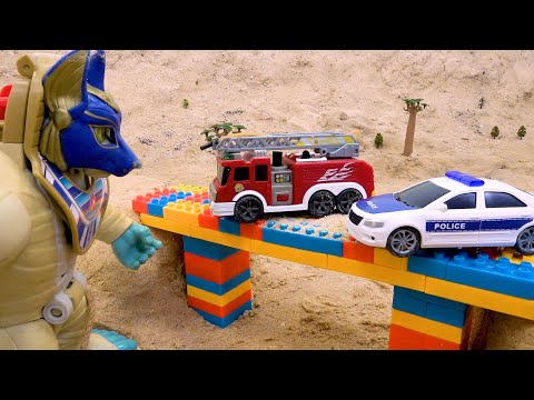 Carro de polícia, caminhão de bombeiros e helicóptero resgatam escavadeira do monstro gigante!