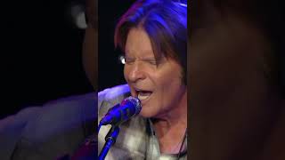 Dit nummer speelt John Fogerty nog steeds perfect elke keer #ccr #timeless