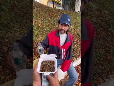 Milionário quer comer ração com água, mas vendedor ambulante não o deixa.