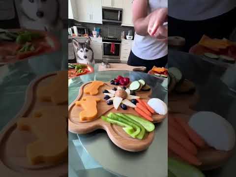 ✨ सैफ़ी पोम्स्की अपना बार्कुटेरी बोर्ड खाती है 🥙| Sapphie eats her barkuterie board🔥 #shorts