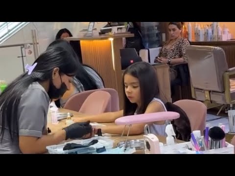 Los feria Salomé haciéndose hacer ￼ manicure 💅 por primera vez😘❤️