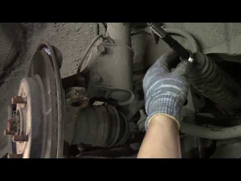 Toyota Cami 2002 J102E 1.3 - замена рулевой тяги и наконечников